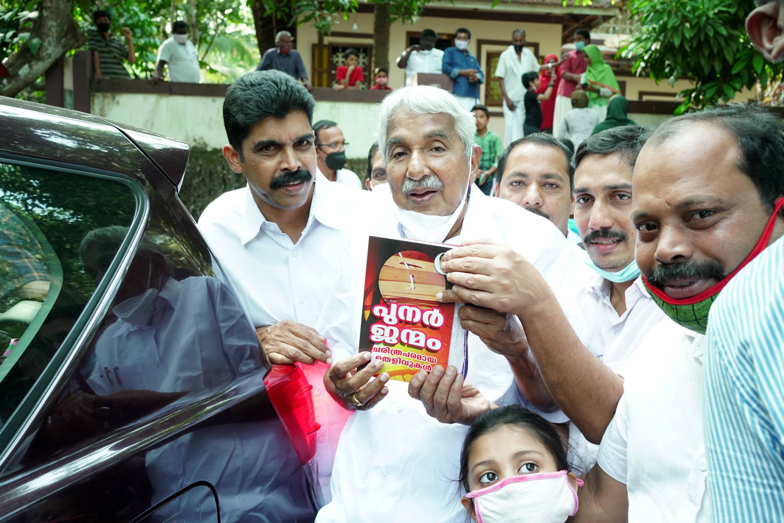 ബുക്ക്‌ പുനര്‍ജ്ജന്മം - കല്കി ശ്രി. ഉമ്മന്‍ചാണ്ടിയ്ക്ക് നല്‍കുന്നു