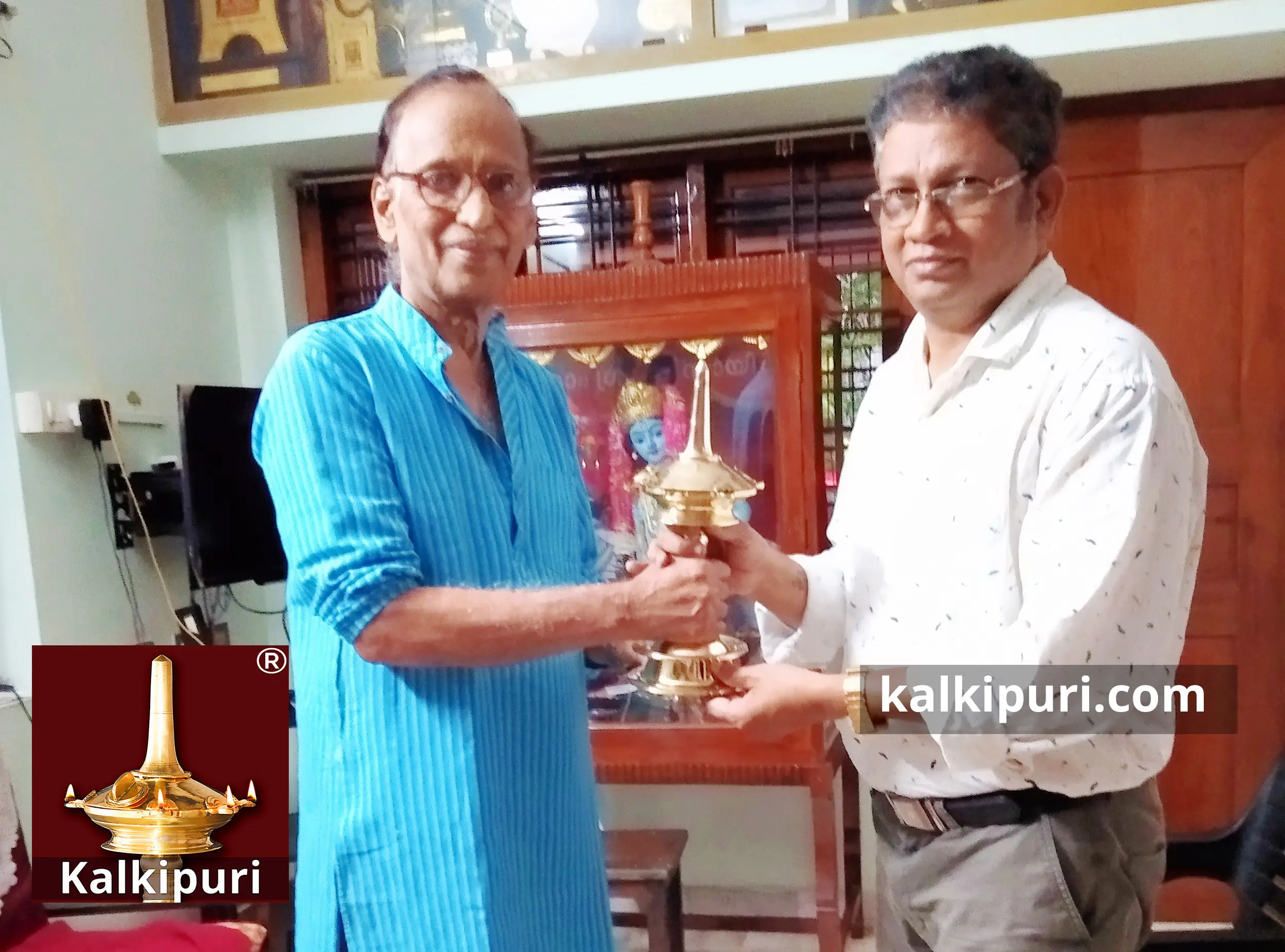 Renowned Malayalam writer Sri. P R Nathan received Patented Kalkipuri Insect Free Oil Lamp from Sri Mukundaraj at his house on 8 Apr 2022.